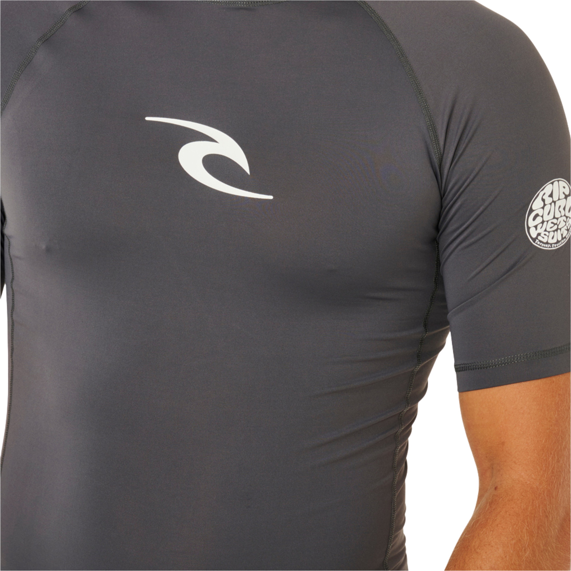 2026 Rip Curl Herre-Waves UPF- Performance -lycra-vest Med Korte ærmer 16MMRV - Charcoal Grey